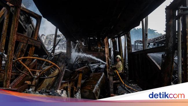 Saksi Dengar Ledakan Saat Bus Bekas TransJ di Rawa Buaya Terbakar