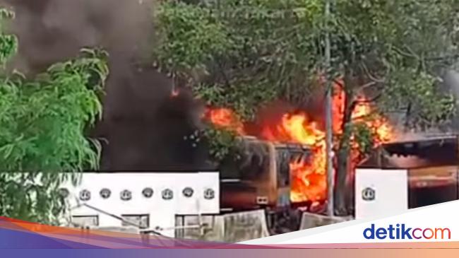 Kebakaran Besar di Pool Bus Bekas Jakbar Dipicu Percikan Api Las