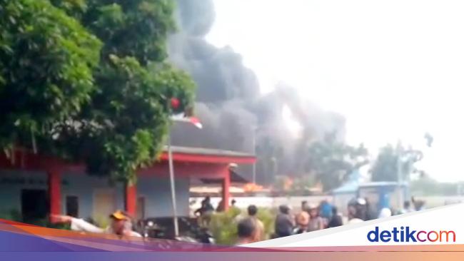 Kebakaran di Pool Bus Bekas Jakbar, Asap Hitam Tebal Membubung