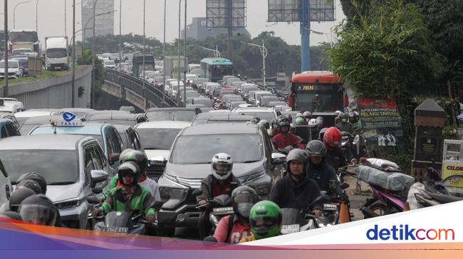 Macet Parah di TB Simatupang Sampai Pencari Nafkah Telat Masuk Kerja