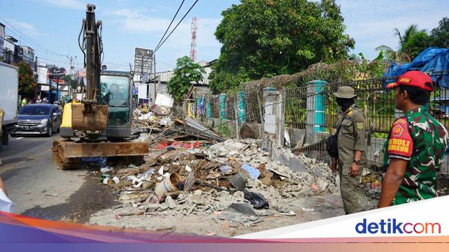 Satpol PP Bogor Tertibkan 142 Bangunan Liar di Citeureup dan Babakan Madang