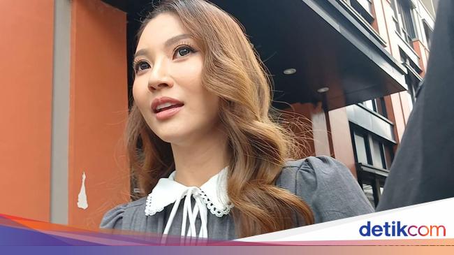 Jenazah Ayah Sarwendah Dirias dengan Jas Biru