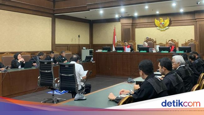 Sesal Makelar Zarof di Sidang: Harusnya Saya Pensiun tapi Malah di Sini