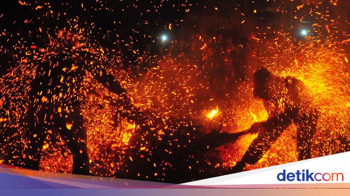 Jepara Membara! Tradisi Perang Obor Kembali Digelar