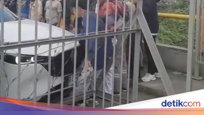 Viral Diduga Mobil Anggota DPRD Cilegon Tabrak Pendemo Aksi Mogok Kerja
