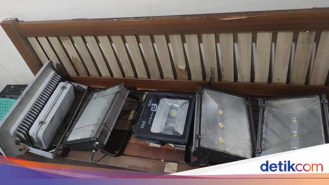 Pencuri Lampu Sorot di Jakbar Tertangkap Saat di Atas Billboard