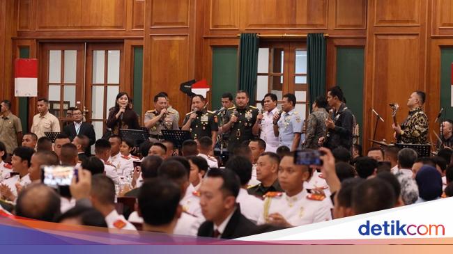 Kapolri-Panglima TNI Duet Nyanyi 'Rumah Kita' saat Gala Dinner Bareng Prabowo