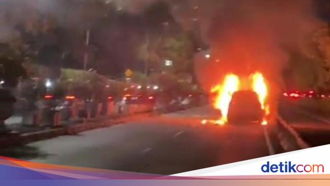 Awas Macet, Ada Mobil Terbakar di Jalan S Parman Slipi Arah Tomang