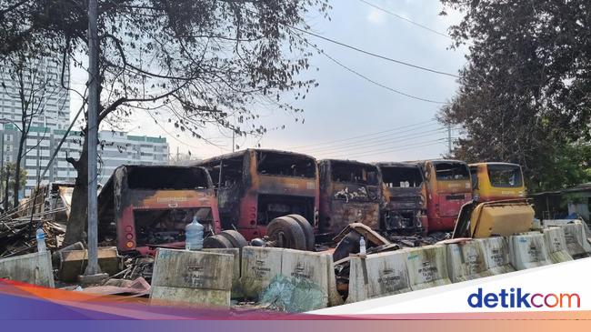 Penampakan Puluhan Bus Bekas TransJ Ludes Terbakar di Terminal Rawa Buaya