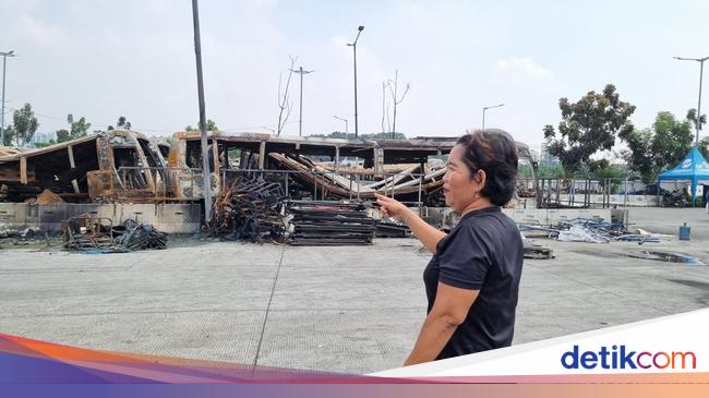 Cerita Kepanikan Warga Saat Bus Bekas TransJ Terbakar di Terminal Rawa Buaya