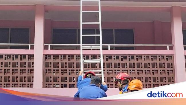 Kunci Nyangkut di Genteng gegara Dilempar Teman, Warga Bogor Panggil Damkar