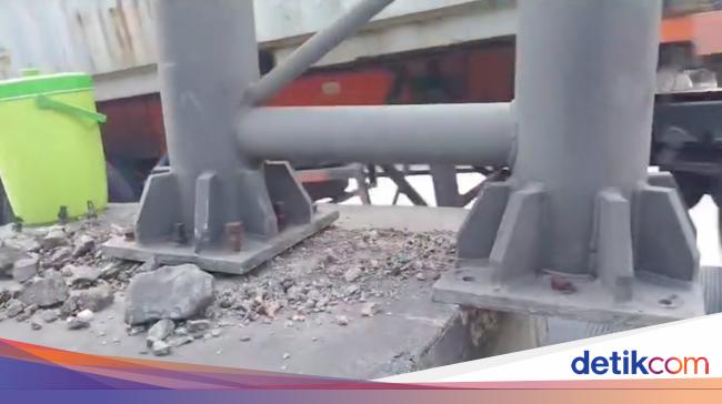 Tiang Besi Penunjuk Jalan di Cilincing Bergeser gara-gara Baut Lepas