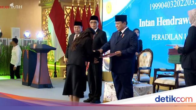 Prabowo Serahkan SK ke Perwakilan Hakim di Mahkamah Agung