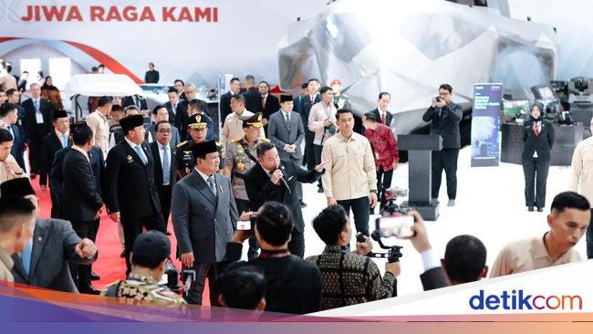 Momen Prabowo Tinjau Pameran Usai Peresmian Indo Defence 2025 di JIExpo