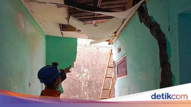 Terkikis Aliran Air, Tembok Rumah di Bogor Ambruk