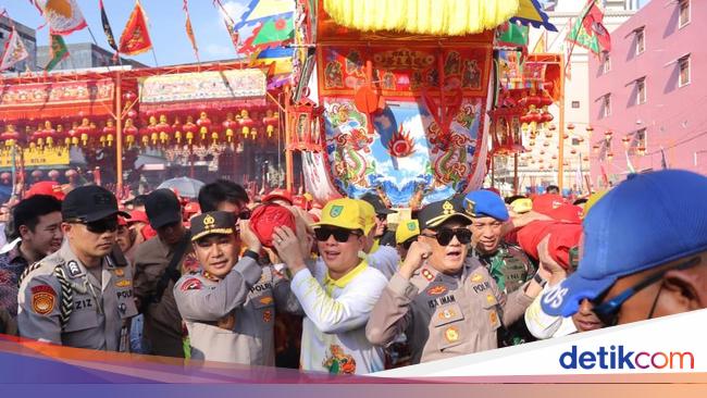 Meriahnya Tradisi Bakar Tongkang di Riau, Warga Tionghoa dari LN Ikut Hadir