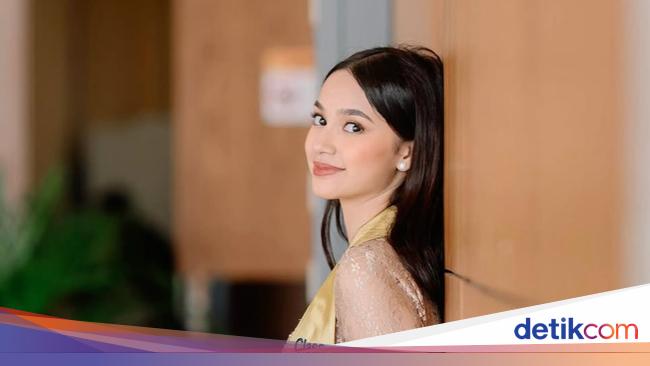 7 Foto Cantiknya Sydney Anak Cut Tari Berkebaya saat Wisuda SMA