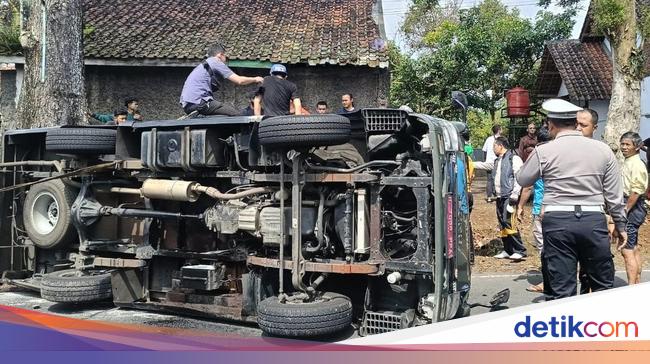 Mobil Lapas Terguling di Tasikmalaya, 15 Napi di Dalamnya Pilih Tak Kabur