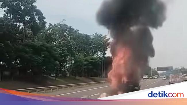Lalin di Tol Cikampek Macet Parah Siang Tadi gara-gara Pikap Terbakar