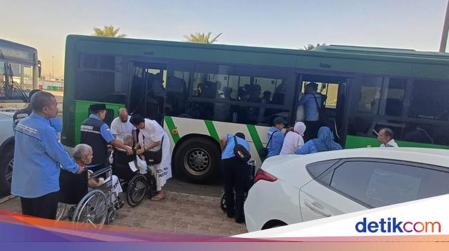 Cerita Penuh Ujian Petugas Haji: Hadapi Jemaah Demensia-Kena Tonjok Lansia
