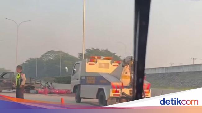 Pikap Angkut Tabung Gas Terguling di Tol Cijago, Lalin Sempat Tersendat