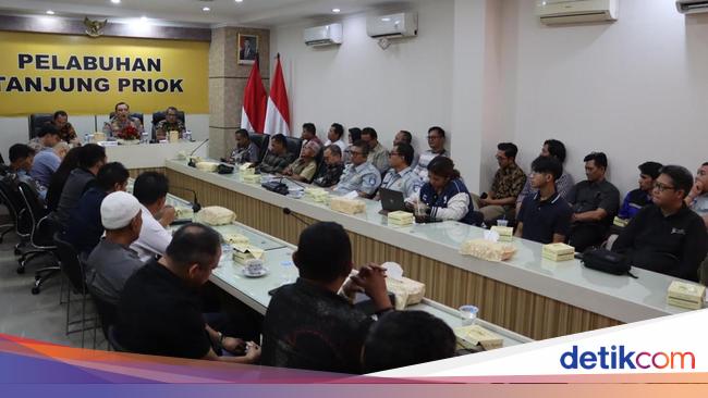 Polres Priok Sosialisasikan Larangan Over Dimensi-Overload ke Para Sopir Truk