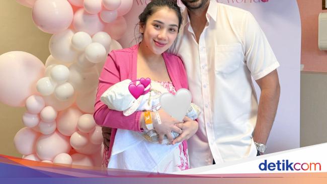 Viral Rayakan Kelahiran Anak, Pria Ini Berikan Perawat Hadiah Liontin Emas