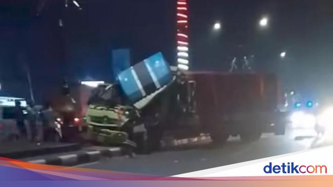 2 Truk Tabrakan Lalu Tersangkut Pembatas Jalan di Bogor gegara Sopir Ngantuk
