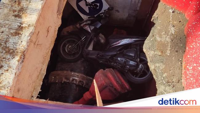 Pemotor Terperosok ke Lubang Galian di Ciracas Jaktim, Damkar Evakuasi