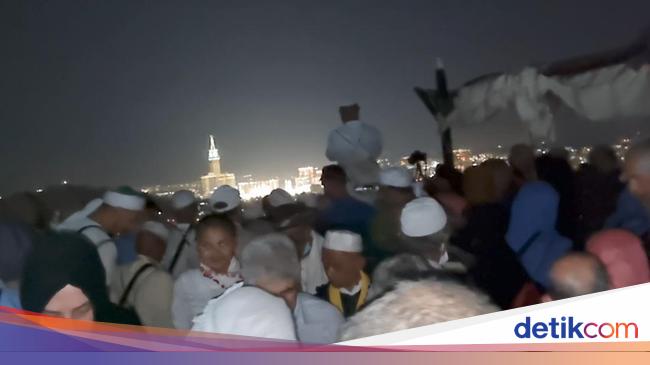 Potret Jabal Nur Dipenuhi Pendaki Menuju Gua Hira