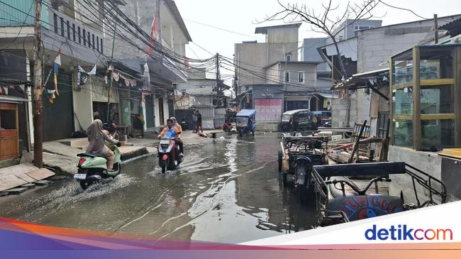 Alasan Warga Muara Angke Tetap Bertahan Meski Sering Dilanda Banjir Rob