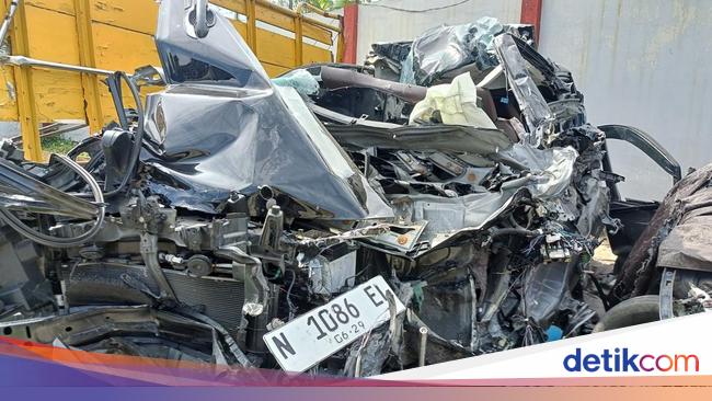 Pimpinan NU Jatim dan Istri Tewas dalam Kecelakaan Mobil di Tol Paspro