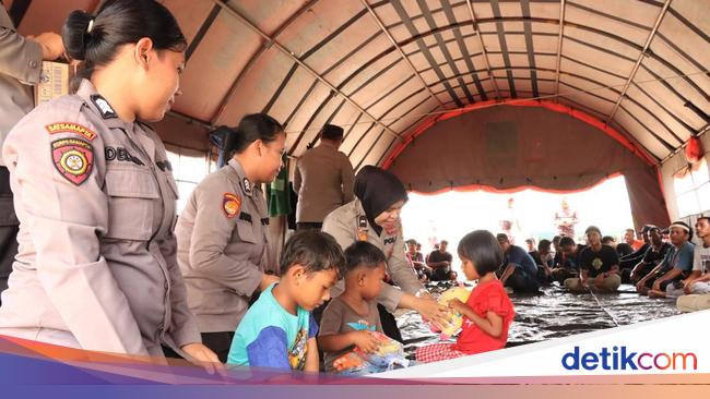 Polwan Polres Siak Beri Trauma Healing Korban Kericuhan di Tenda Pengungsian