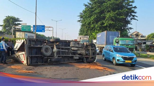 Truk Terguling di JORR Cikunir Usai Pecah Ban
