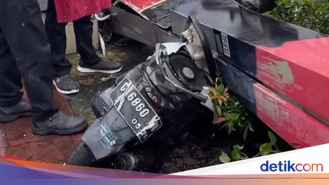 Papan Reklame Restoran di Jakbar Roboh Timpa Mobil dan Motor