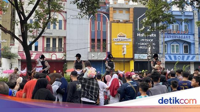 Saat Polisi Berkuda Jadi Sasaran Selfie Warga di CFD Depok