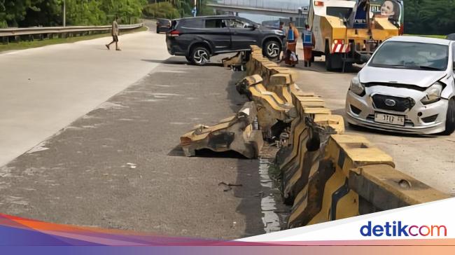 Tabrakan 2 Mobil di Tol Jagorawi Berujung 'Nyangkut' di Beton Pembatas Jalan