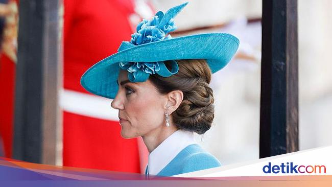 Gaya Simbolis Keluarga Kerajaan Inggris untuk Mengenang Korban Air India