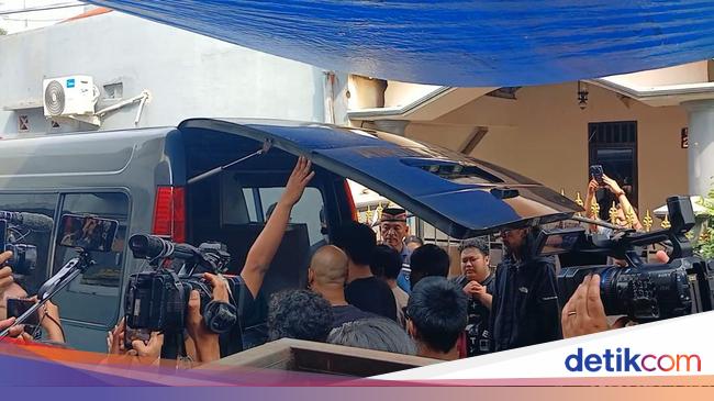 Isak Tangis Keluarga Sambut Jenazah Gusti Irwan Wibowo