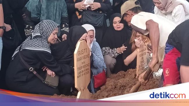 Gusti Irwan Wibowo Dimakamkan, Tangis Keluarga dan Rekan-rekan Pecah