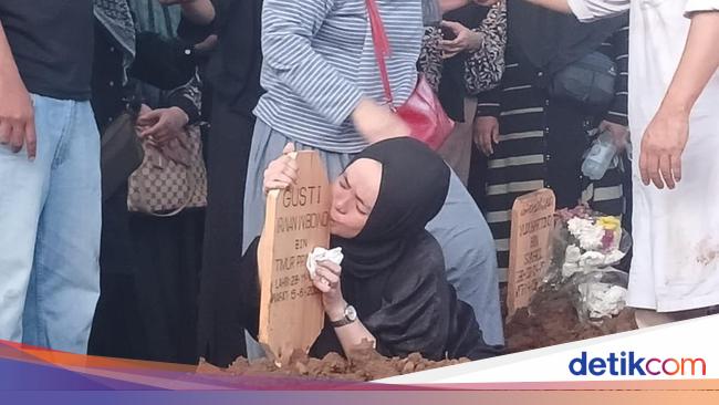 Berurai Air Mata, Momen Ibunda Cium Papan Nisan Gusti Irwan Wibowo