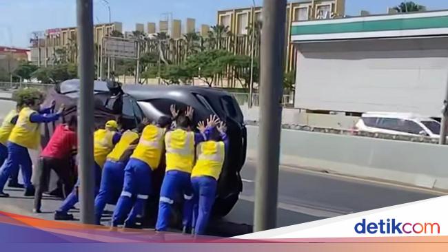 Mobil Towing Angkut Ferrari Terguling di Tol Cengkareng