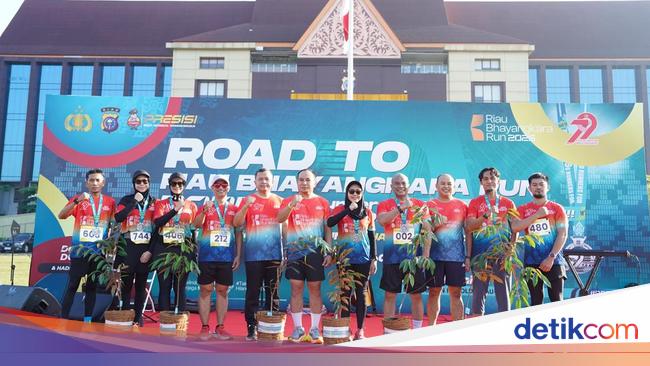 Hadiah 'Unik' Fun Run 7,9K Polda Riau Beri Pohon kepada 79 Finisher
