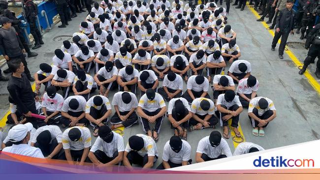 100 Napi Narkoba Beresiko Tinggi Tertunduk Dijebloskan ke Nusakambangan