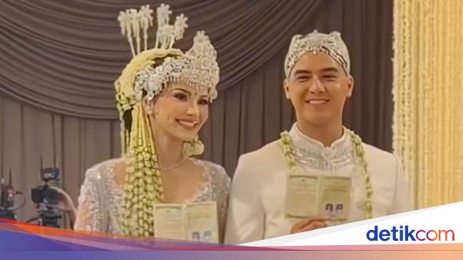 Al Ghazali dan Alyssa Daguise Semringah Pamer Cincin dan Buku Nikah