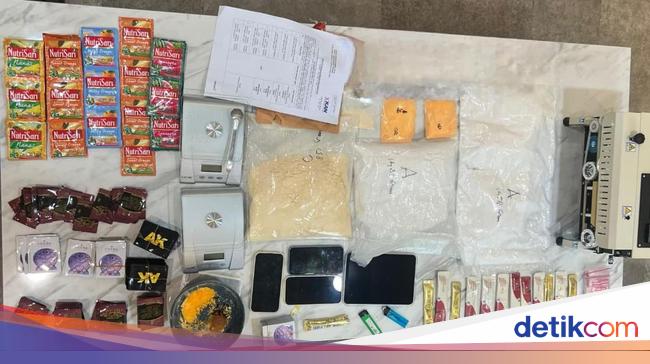 Polisi Bongkar Lab Narkoba 'Happy Water' di Apartemen Jakbar