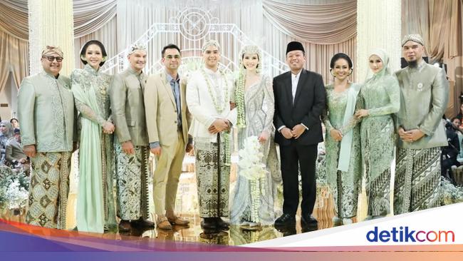 Foto: Beda Gaya Maia Estianty &amp; Mulan Jameela di Pernikahan Al Ghazali-Alyssa