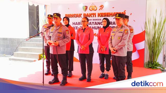 Kapolri Tinjau Booth Pelayanan Kesehatan Gratis Saat Puncak Baktikes