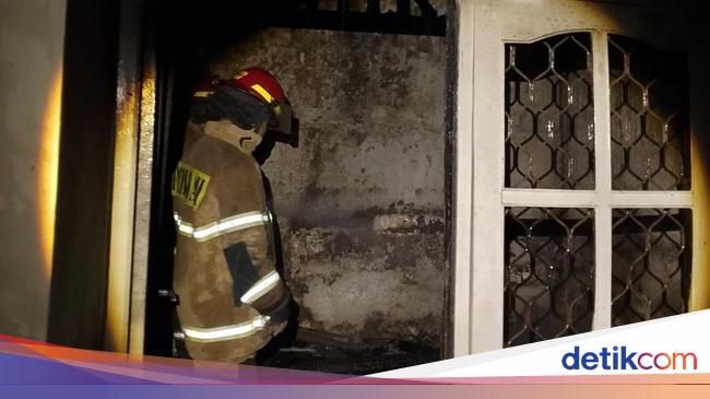 Kebakaran di Gang Sempit Depok, 3 Rumah Hangus Terbakar