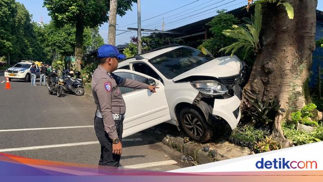Mobil Hantam Pohon dan Kios Tanaman Hias di Bogor, Diduga Sopir Microsleep